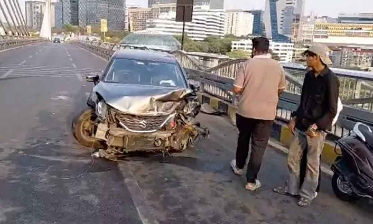 “100 కిలోమీటర్ల వేగంతో దూసుకొచ్చి డివైడర్‌ను ఢీకొట్టిన కారు.. ఎయిర్‌బ్యాగ్‌లు తెరుచుకోవడంతో తప్పిన ప్రాణాపాయం.”