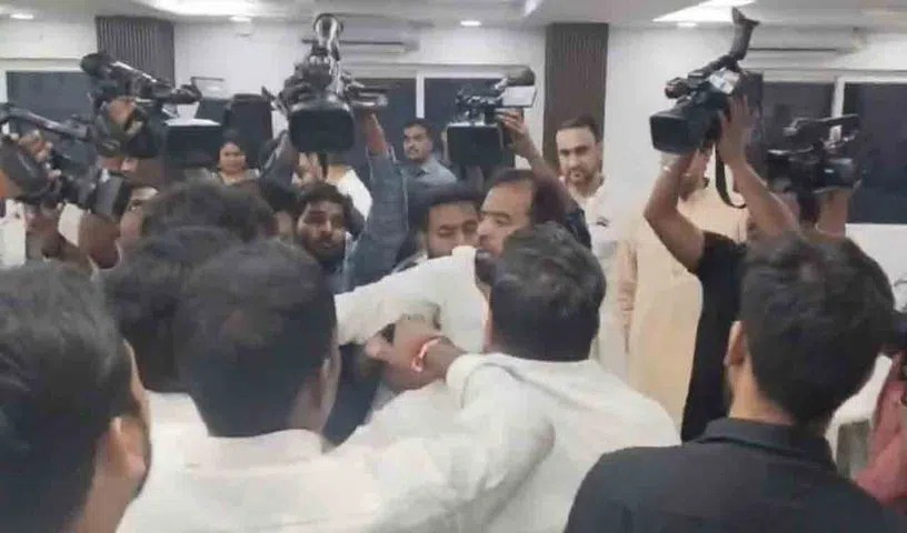 కుర్చీలాట.. చెంపదెబ్బలాట: మంత్రుల ముందే కొట్టుకున్న ఫిరోజ్‌ఖాన్‌, ఉస్మాన్ హజ్రీ!