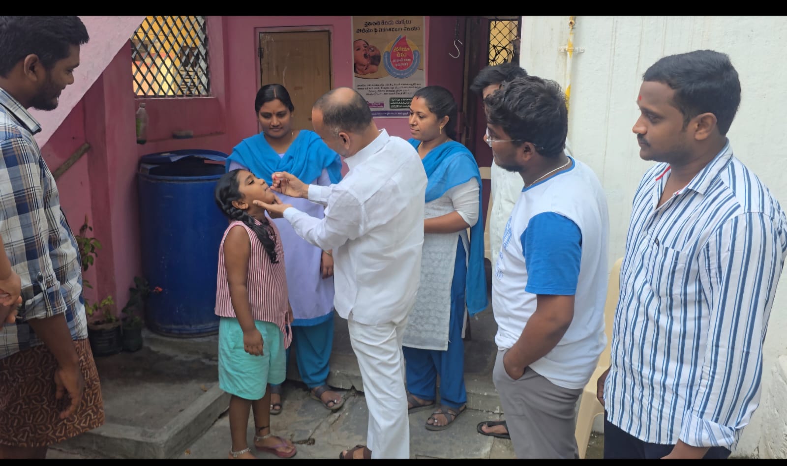 ​చిన్నారులకు పోలియో చుక్కలు వేసి కార్యక్రమాన్ని ప్రారంభించిన సొంటిరెడ్డి పునారెడ్డి