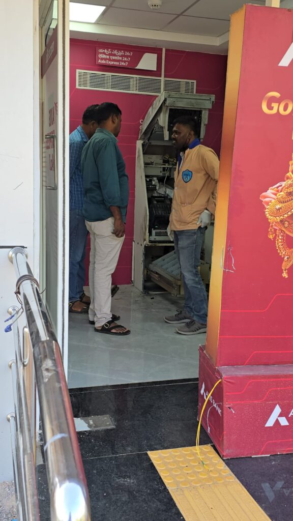 ఏటీఎంలో భారీ చోరీ