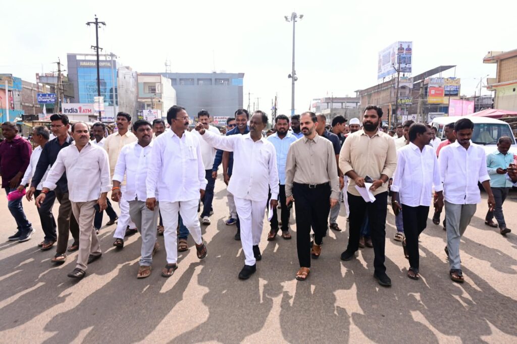 పట్టణ అభివృద్ధి పనులను పరిశీలించిన ఎమ్మెల్యే, కలెక్టర్