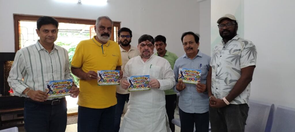 మంత్రులు దుద్ధిళ్ల శ్రీధర్ బాబు, పోన్నం ప్రభాకర్ లు క్రికెట్ బ్రోచర్లను విడుదల చేశారు