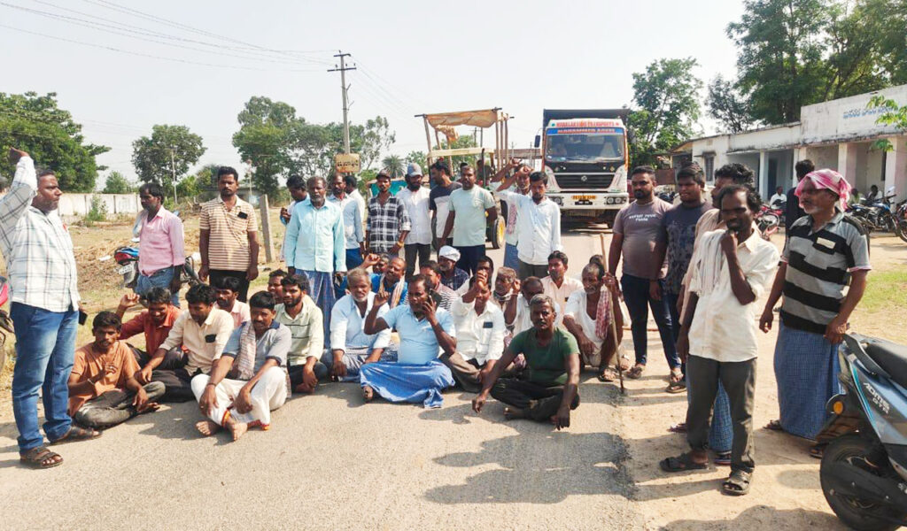 పంటలు ఎండిపోతున్న ప్రభుత్వానికి పట్టదా..కరెంటు కోతలకు నిరసనగా సబ్ స్టేషన్ ఎదుట ఆందోళన